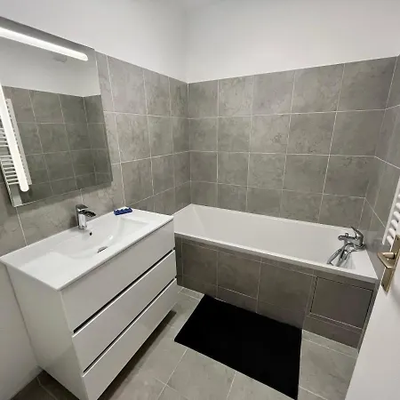 Leeroy アパート リヨン